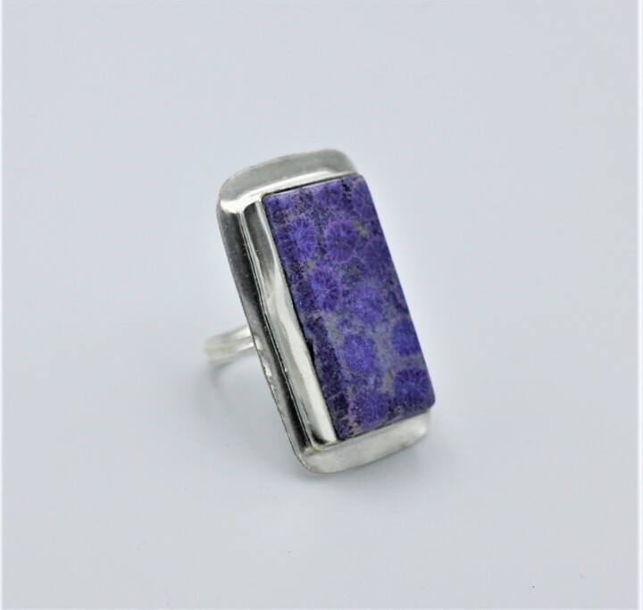 Ring med lila korallfossil stl 18