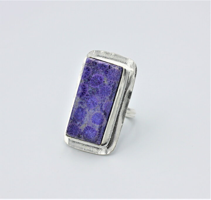 Ring med lila korallfossil stl 18