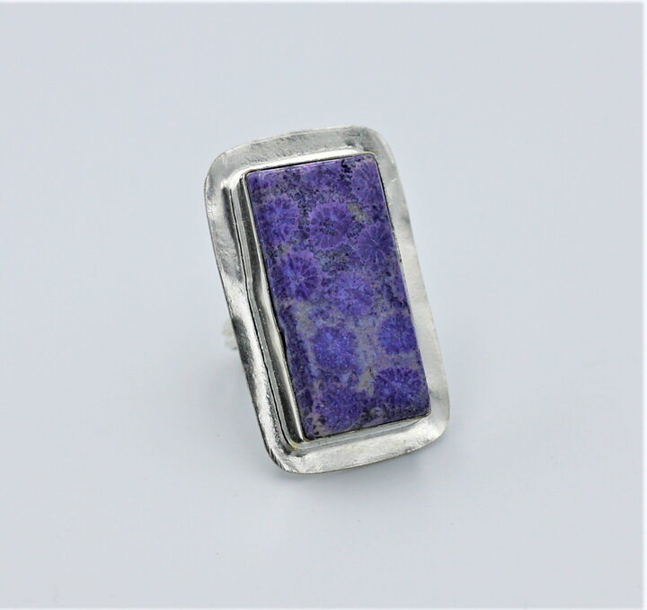 Ring med lila korallfossil stl 18