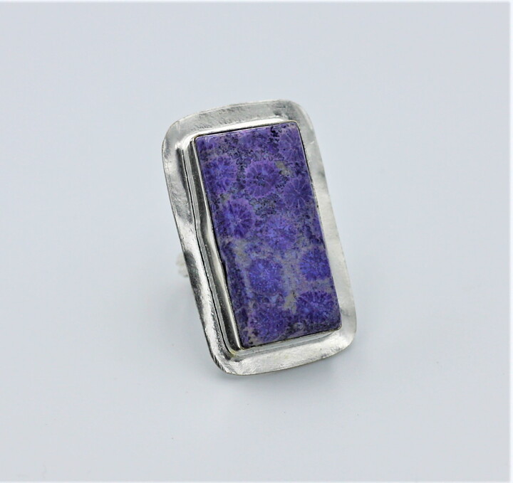 Ring med lila korallfossil stl 18