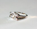 Ring med vita safirer i läcker design