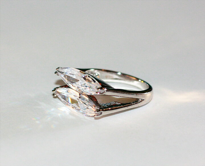 Ring med vita safirer i läcker design