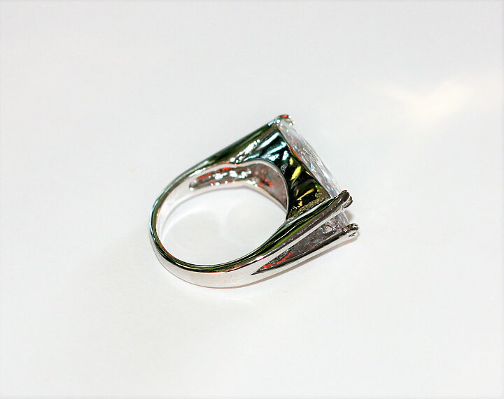 Ring med vita safirer i läcker design
