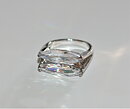 Ring med vita safirer i läcker design