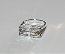 Ring med vita safirer i läcker design