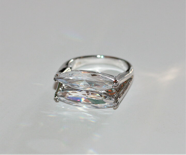 Ring med vita safirer i läcker design