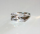Ring med vita safirer i läcker design