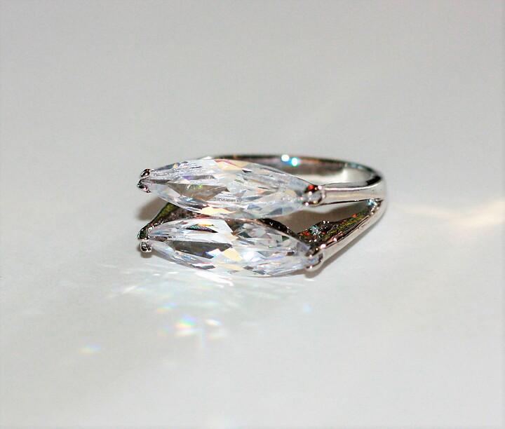 Ring med vita safirer i läcker design