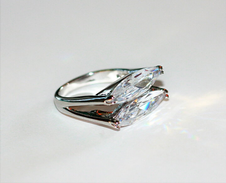 Ring med vita safirer i läcker design