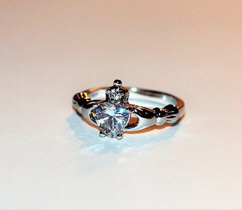 Claddagh ring med vit safir