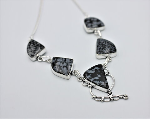Halsband med snöflingeobsidian