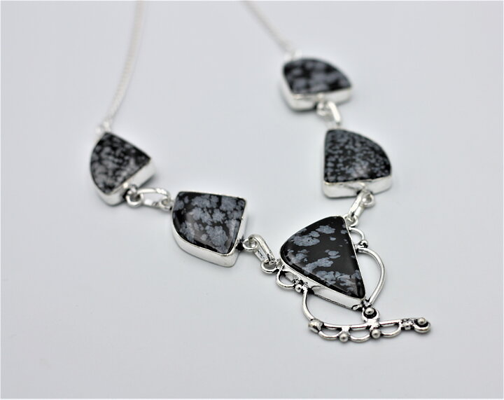 Halsband med snöflingeobsidian