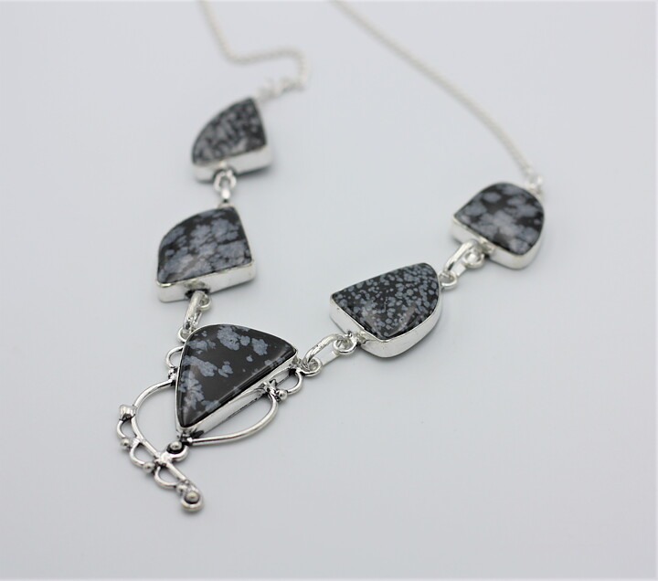 Halsband med snöflingeobsidian