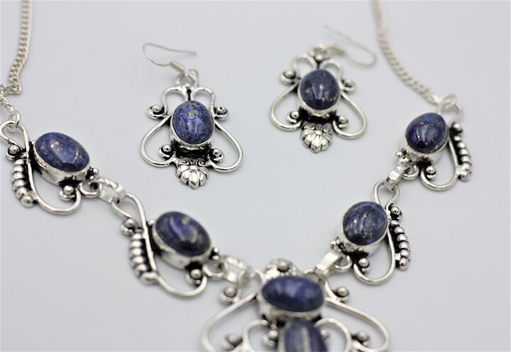 Magnifikt smyckesset med lapis lazuli