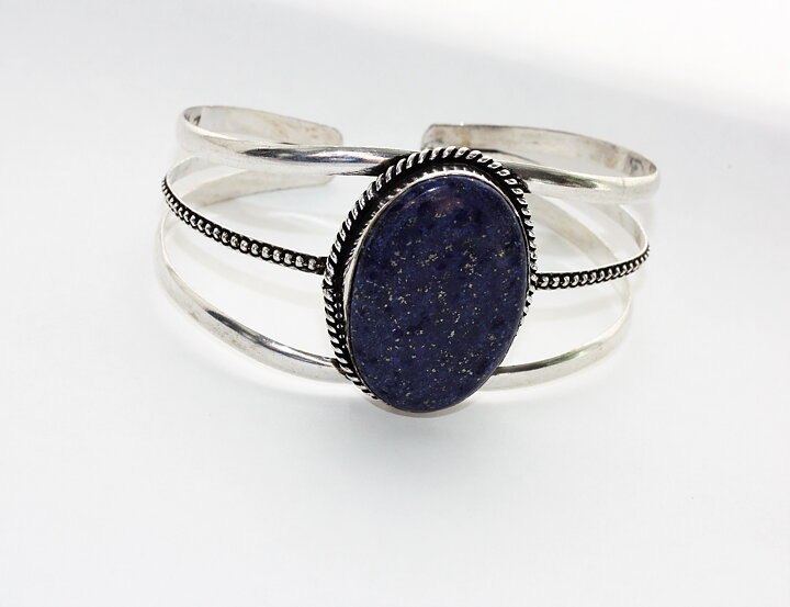 Stelt armband med lapis lazuli