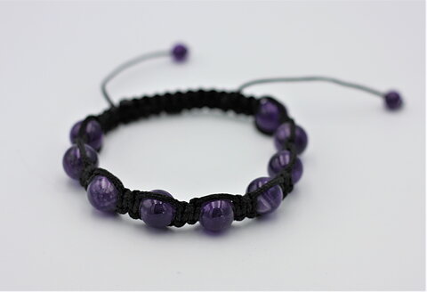Macraméarmband med ametister