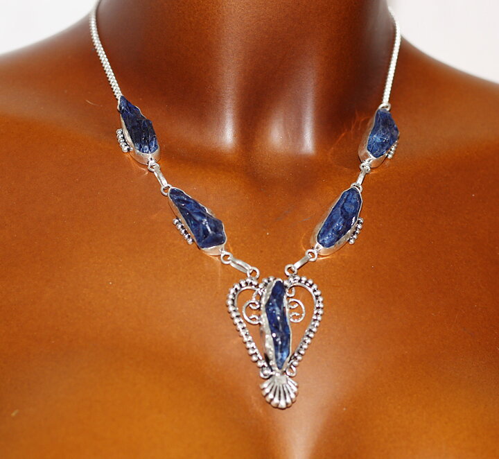 Halsband med blå kvarts