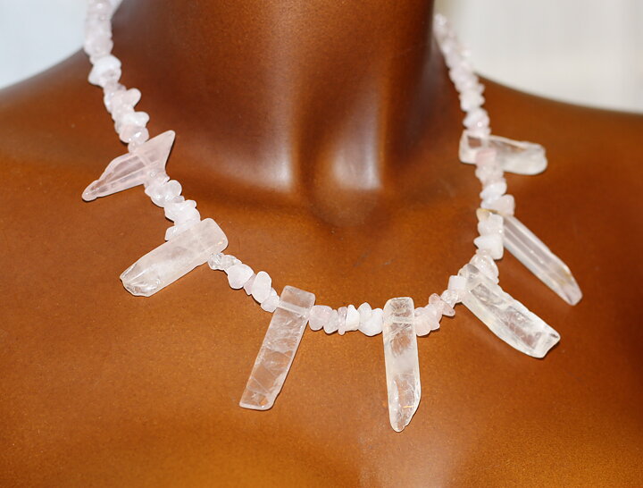 Halsband med rosenkvarts