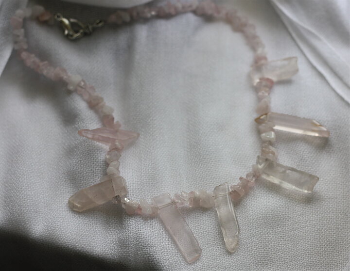 Halsband med rosenkvarts