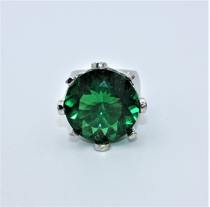 Magnifik ring med grön sten
