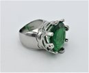 Magnifik ring med grön sten