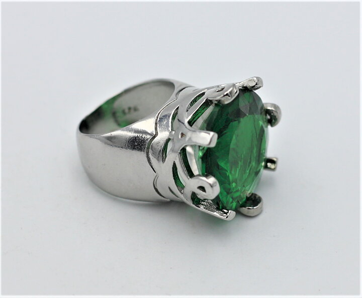 Magnifik ring med grön sten