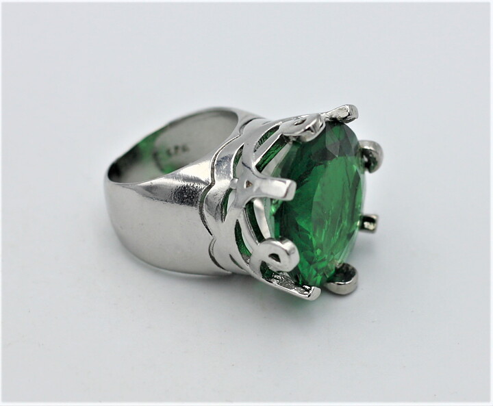 Magnifik ring med grön sten