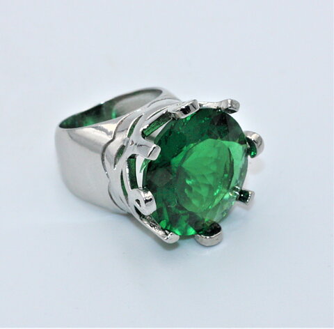 Magnifik ring med grön sten