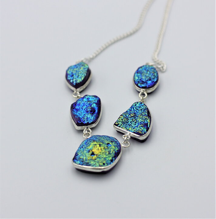 Halsband med druzy titanium