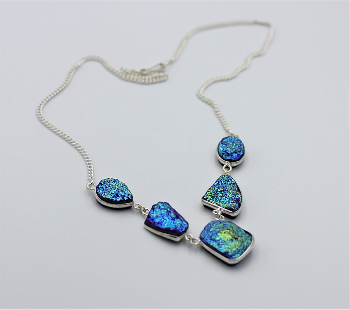 Halsband med druzy titanium