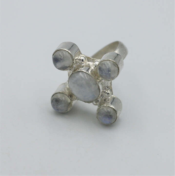 Ring med månstenar stl 18,5