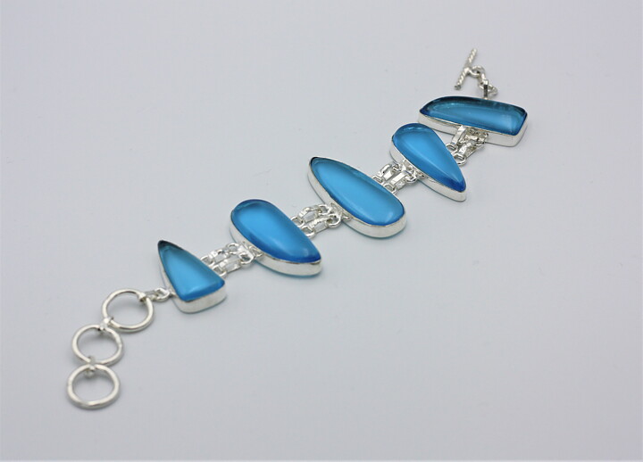 Armband med blått glas