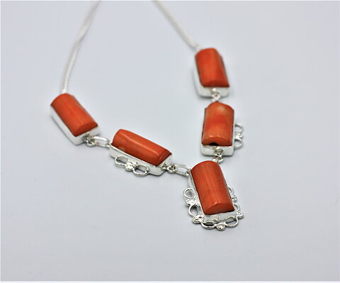 Halsband med orange korall