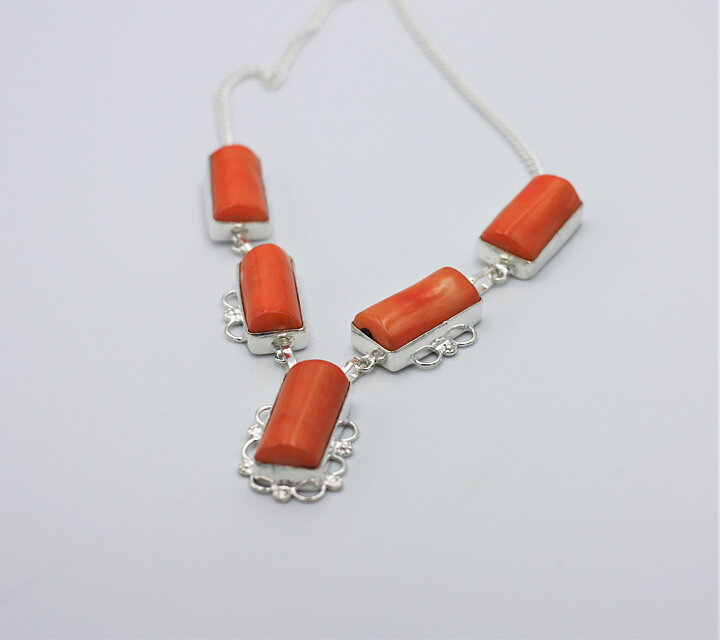 Halsband med orange korall