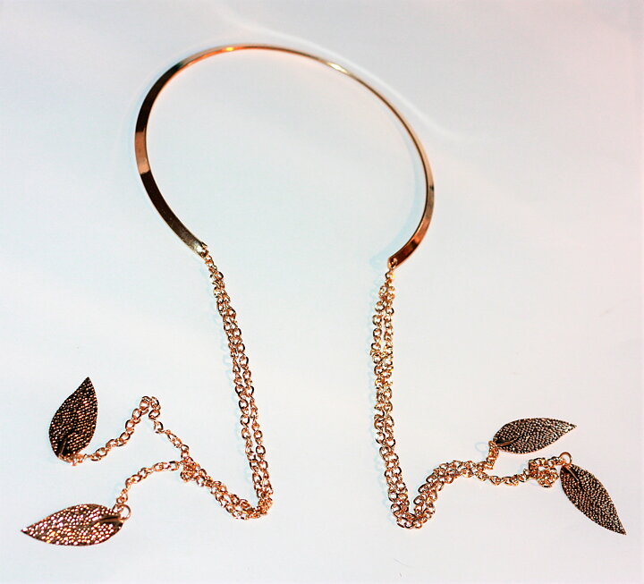 Guldfärgat halsband med kedjor och löv