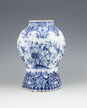 Urn - Delft - Johann and Dirk harlees - 1700s