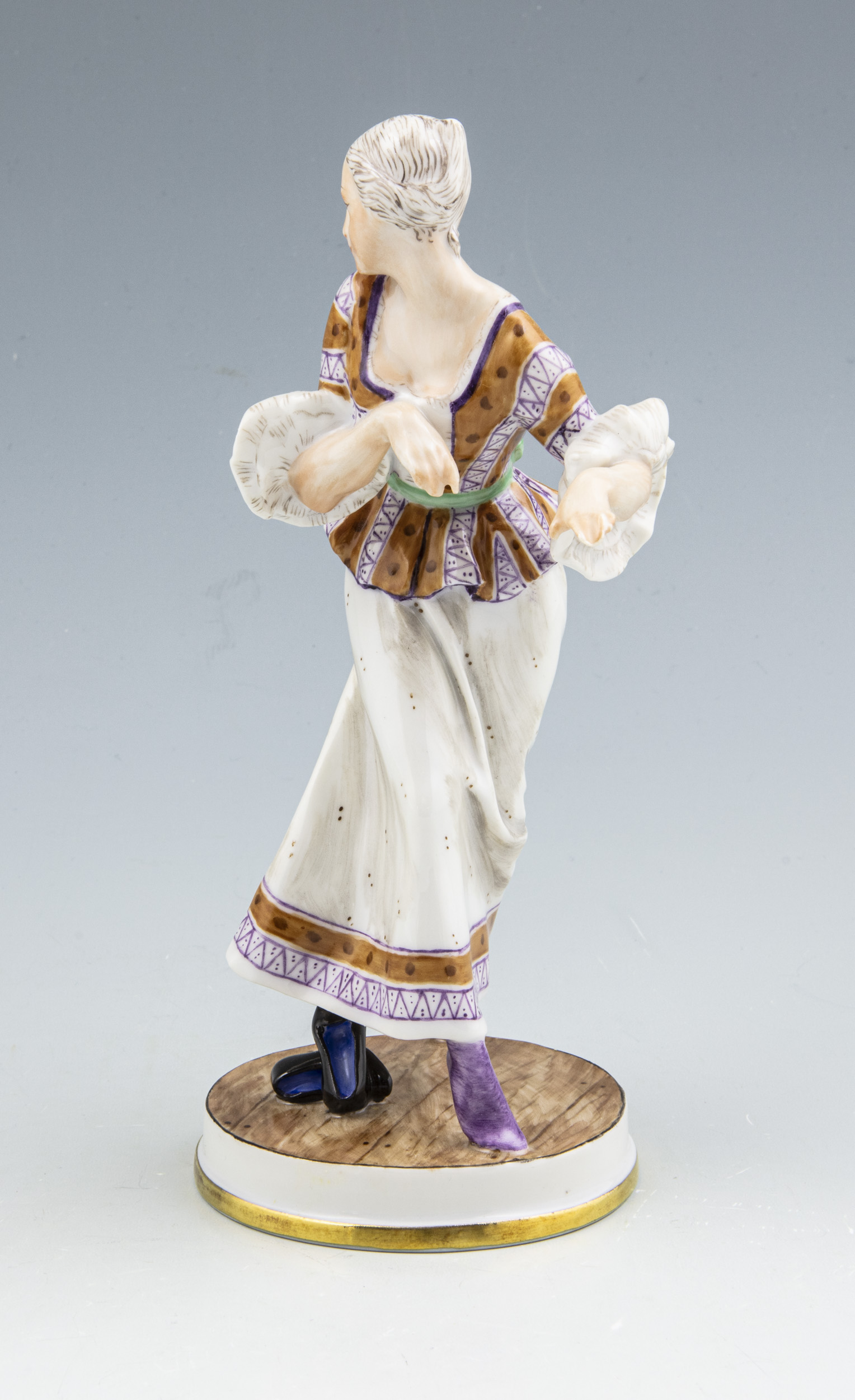 Figurine - Lady without shoes - No. 8035 - 2