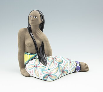 Sitting woman no. 5062