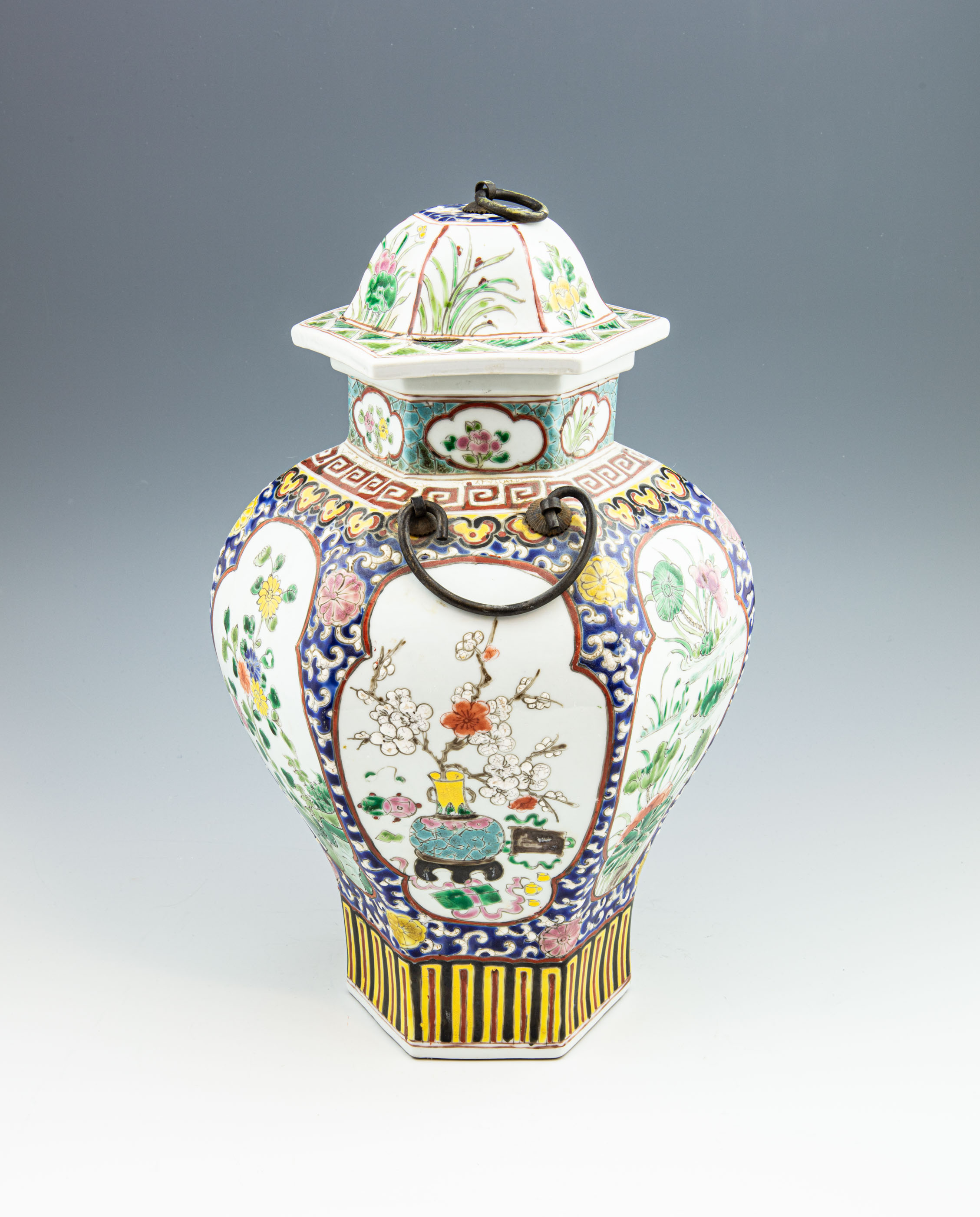 Urn with lid - China - 3