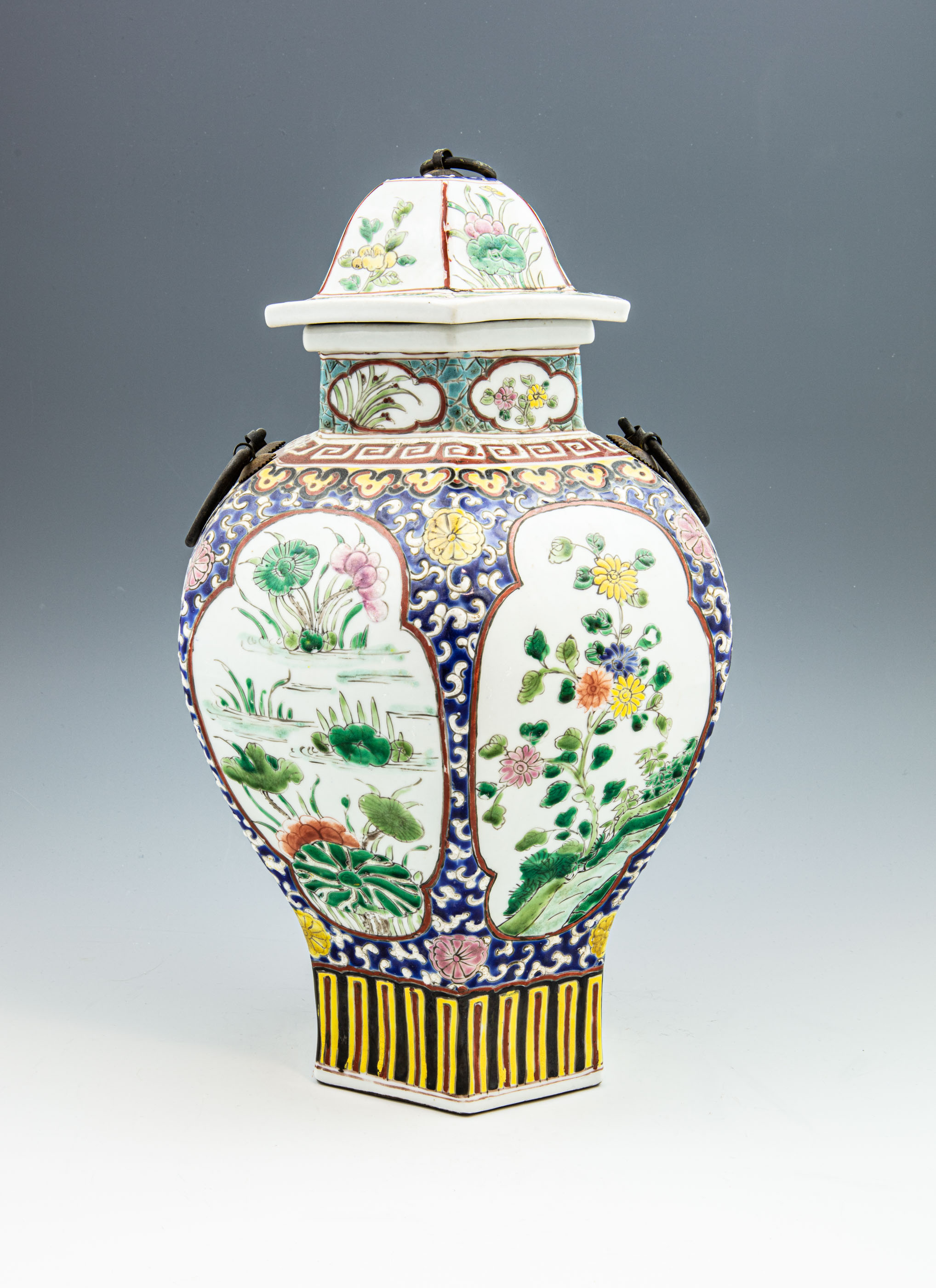 Urn with lid - China - 2