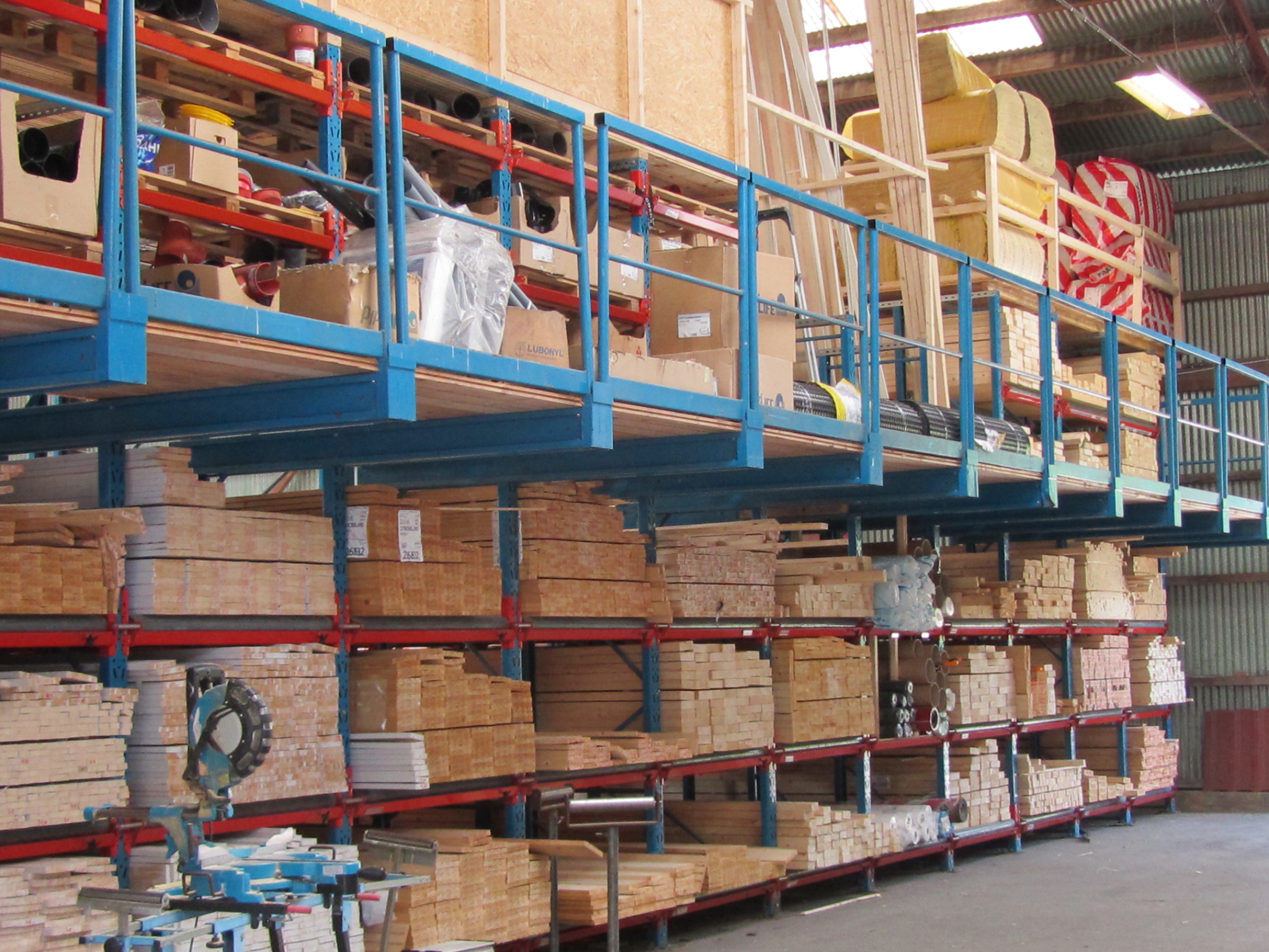 BYGGVAROR Vi har ett brett sortiment av diverse byggvaror såsom konstruktionsvirke, gips, osb-skivor, golvspån, mdf samt olika plywoodskivor. Vi har ett stort sortiment på tryckimpregnerat virke och trall av Norrlandskvalitet. Ring in till butiken för mer information och pris!