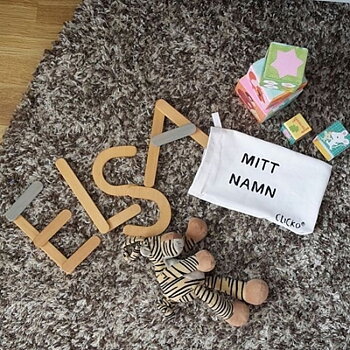 Clicko- Bygg ditt namn med träpinnar