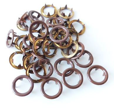 Tryckknapp ring Brun