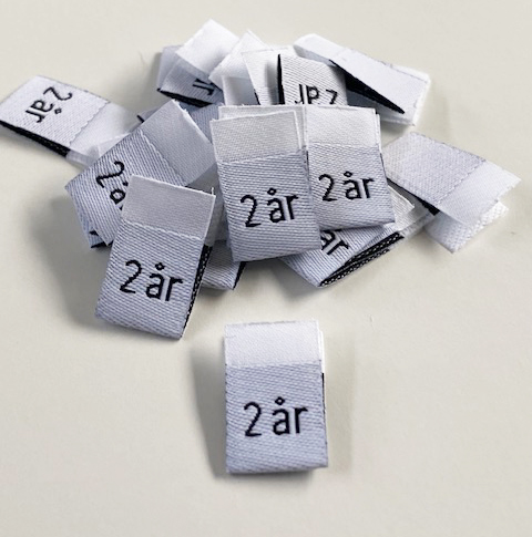 White woven folded sizelabel  2 år - 2