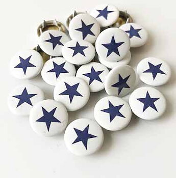 Snap-on button Blue star on white