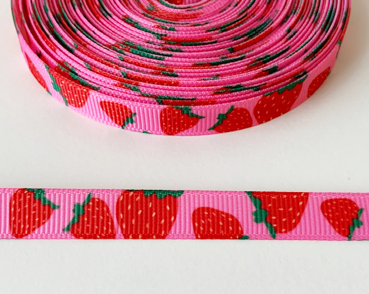 Tryckt band jordgubbar på rosa 10mm