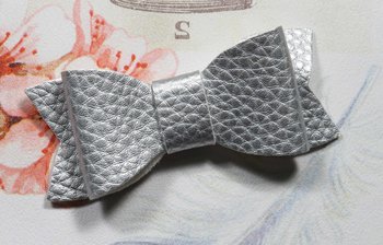 Rosett i fusk läder Silverfärgad