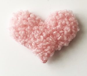 Applikation pälsigt krulligt rosa hjärta