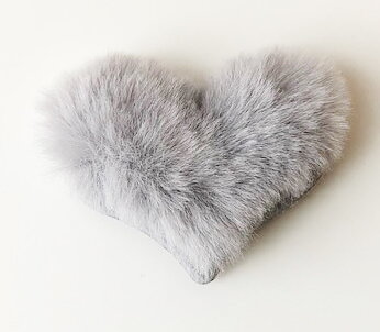 Applique fake fure heart grey