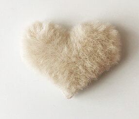 Applique fake fure heart creme